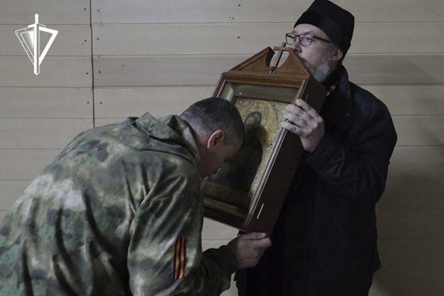 Бойцам Росгвардии в зону СВО доставили 120-летнюю икону с образом Серафима Саровского.