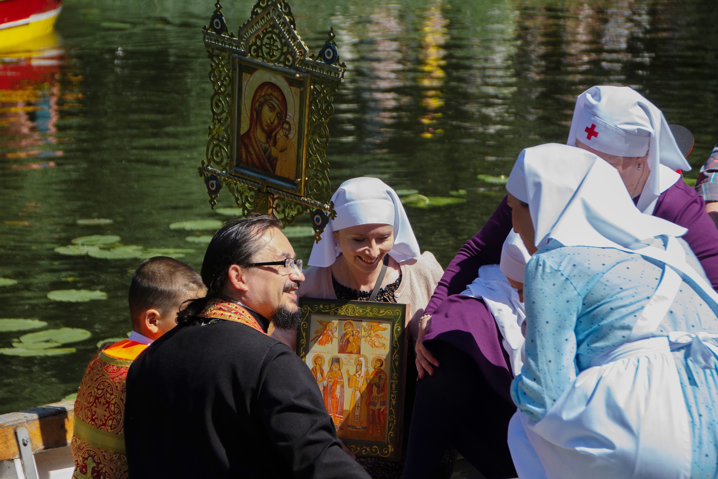 В Переславле состоялся традиционный водный крестный ход к Плещееву озеру