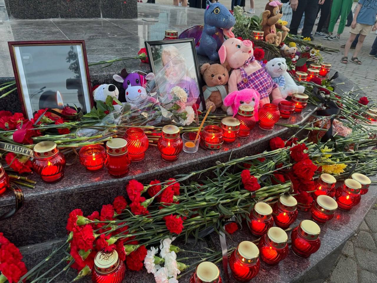 В Краснодаре у храма Святого Александра Невского организовали стихийный мемориал в память о погибших в Севастополе и Дагестане