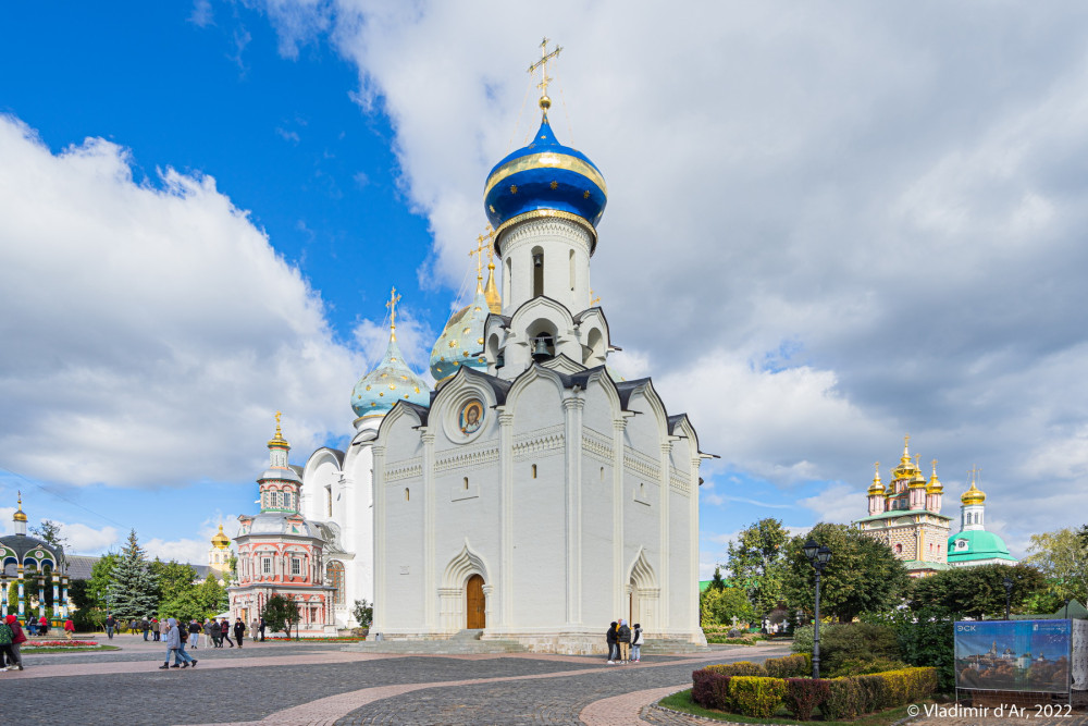 В Троице-Сергиевой лавре освятили один из самых древних ее храмов — Духовскую церковь