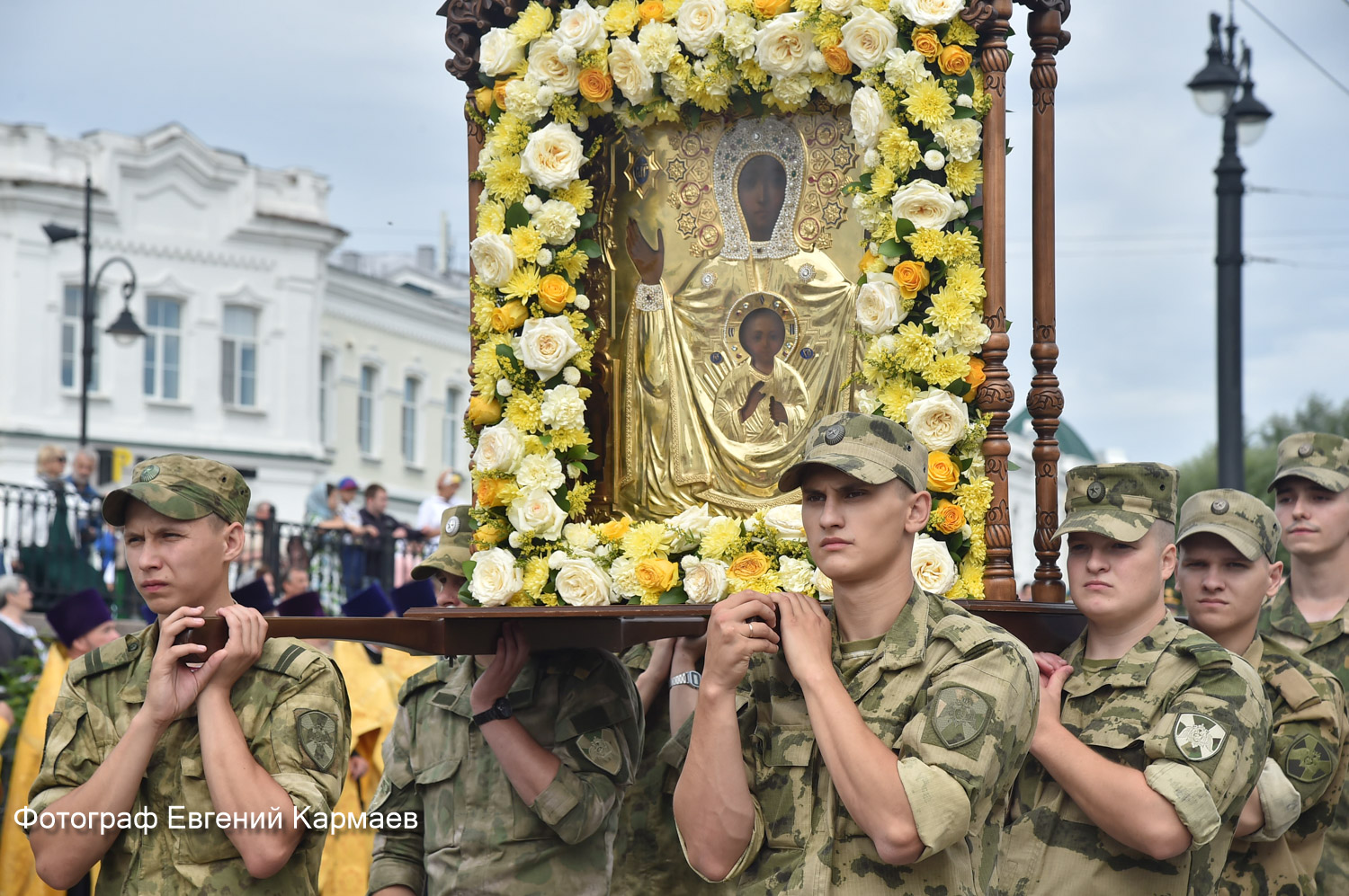 Тысячи омичей прошли Крестным ходом в день Крещения Руси