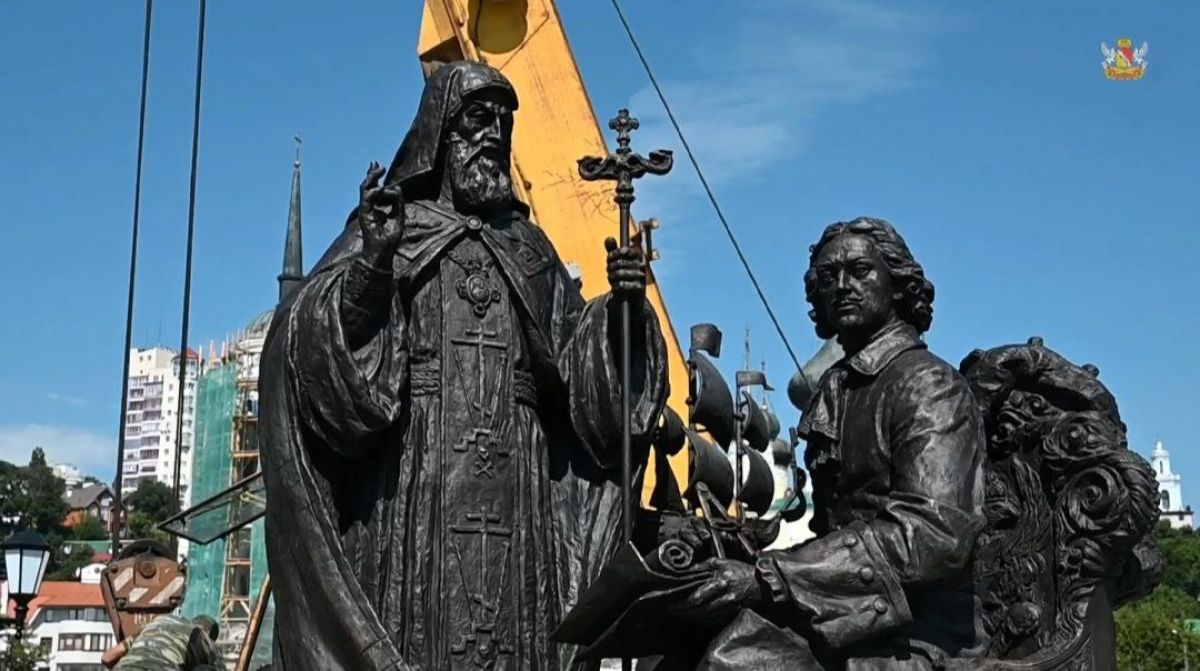 Памятник святителю Митрофану установили на Адмиралтейской площади Воронежа
