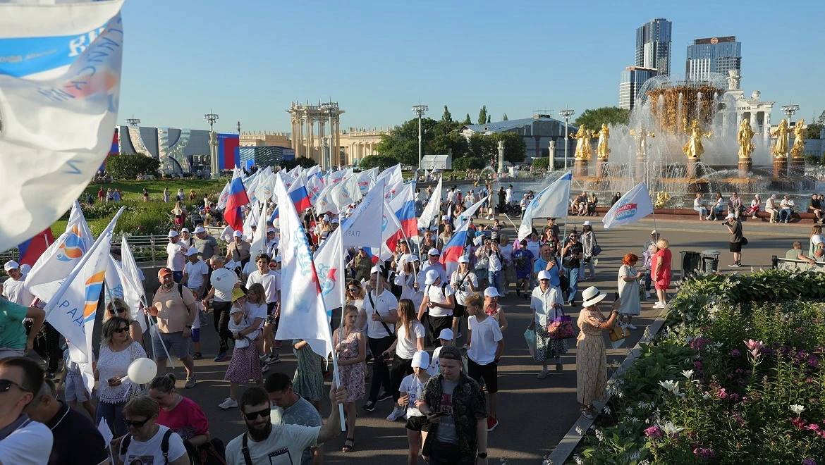 Более 200 тысяч человек более чем в 100 городах России приняли участие во Всероссийском параде семьи