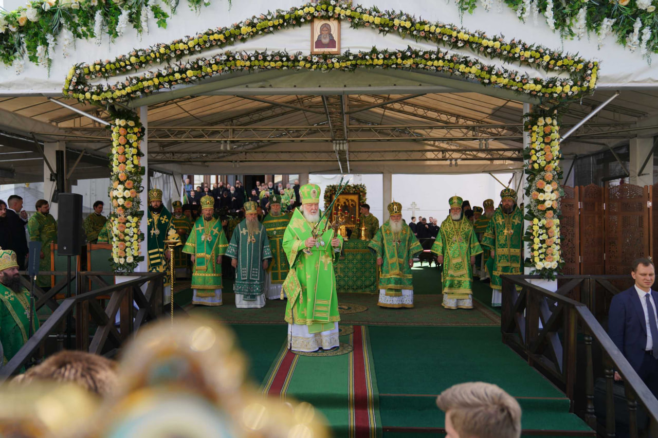 В Праздник обретения честных мощей преподобного Сергия Патриарх Кирилл совершил Божественную литургию на Соборной площади Свято-Троицкой Сергиевой лавры