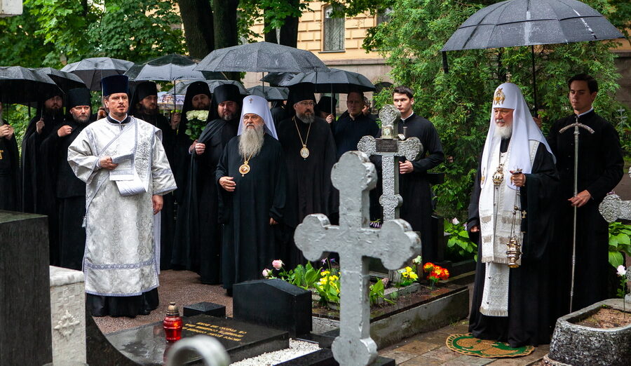 Святейший Патриарх Кирилл посетил Александро-Невскую лавру и Большеохтинское кладбище Санкт-Петербурга