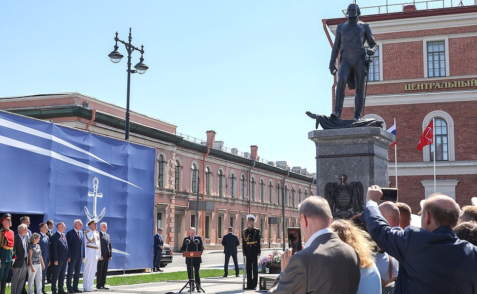 В Санкт-Петербурге состоялась церемония открытия памятника великому флотоводцу, адмиралу, святому праведному воину Фёдору Ушакову