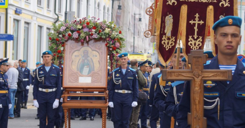 Десантники провели в центре Москвы крестный ход