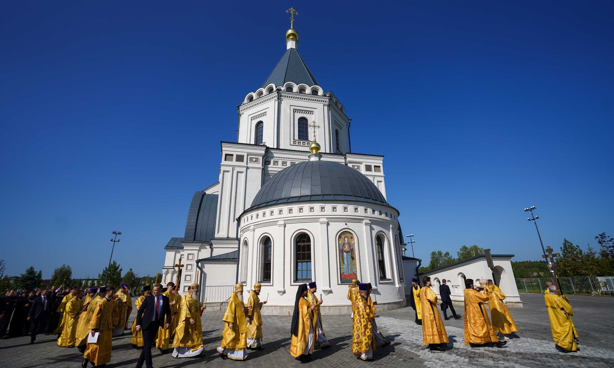 Патриарх Кирилл совершил великое освящение храма Архангела Михаила в деревне Акулинино Московской области и Божественную литургию в новоосвященном храме