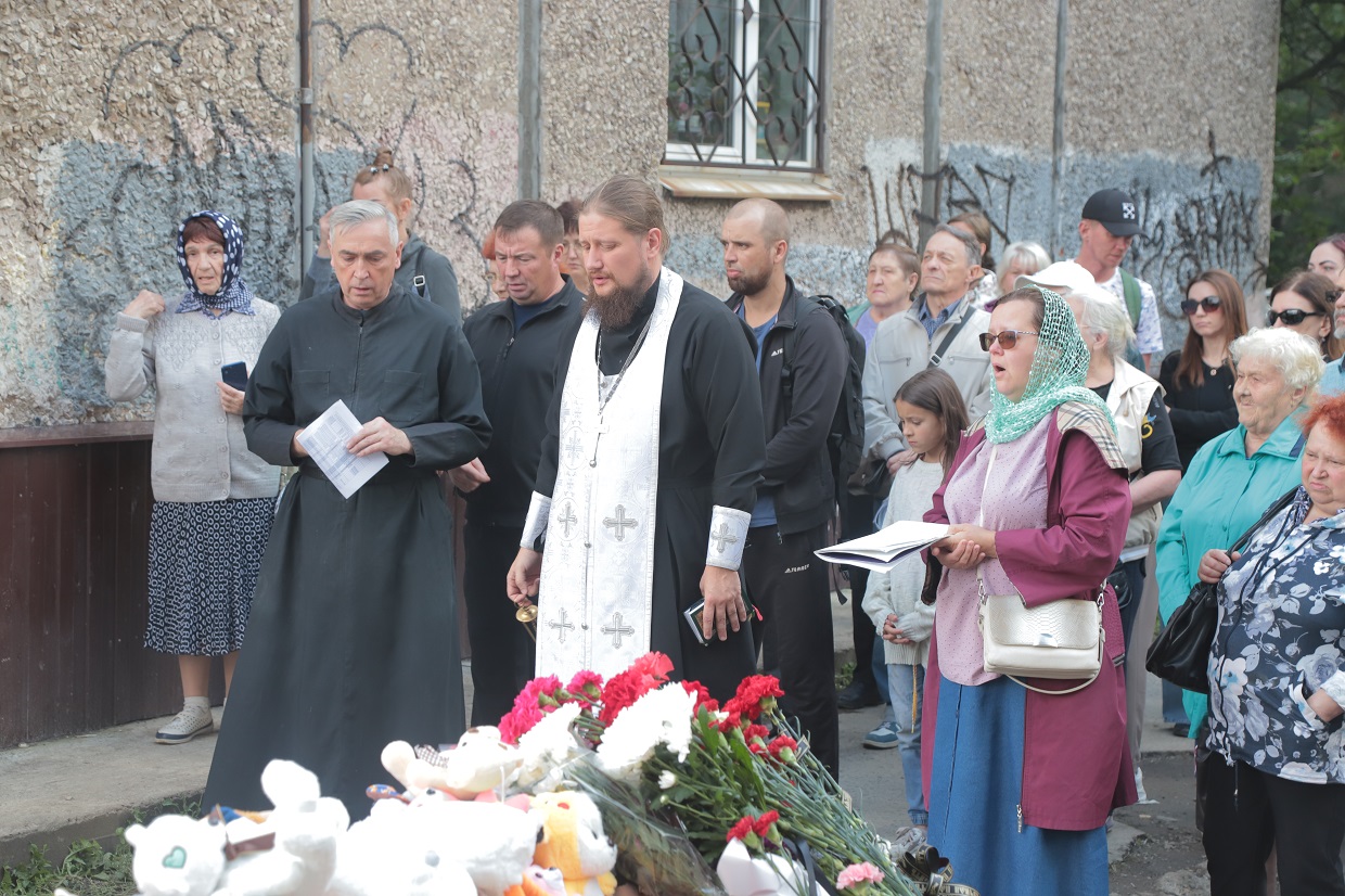 В день траура в Нижнем Тагиле на месте обрушения секции жилого дома совершили заупокойную литию