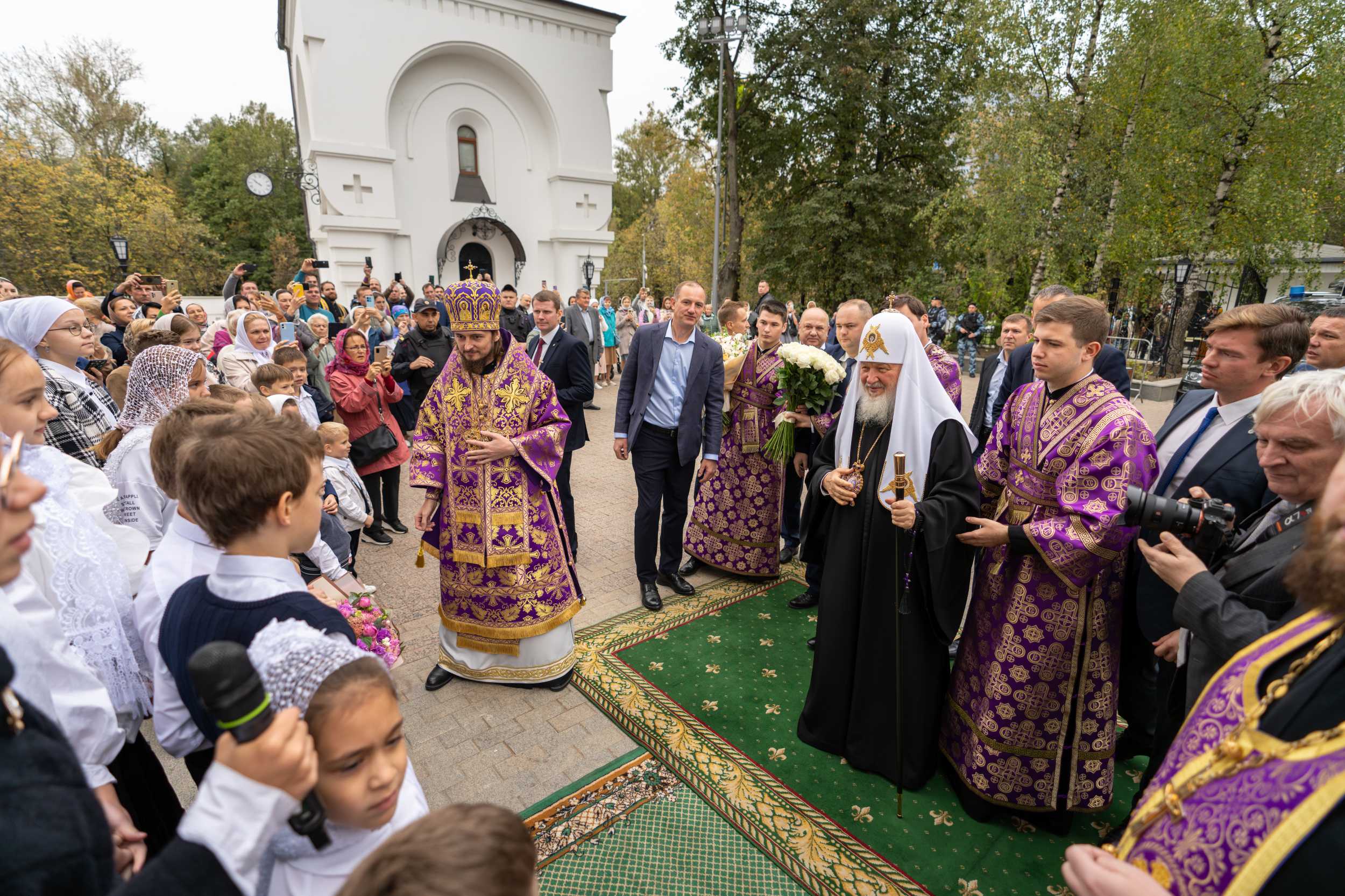 В праздник Всемирного Воздвижения Честного и Животворящего Креста Господня, Святейший Патриарх Московский и всея Руси Кирилл совершил Божественную литургию в храме преподобной Евфросинии, великой княгини Московской, в Котловке г. Москвы.