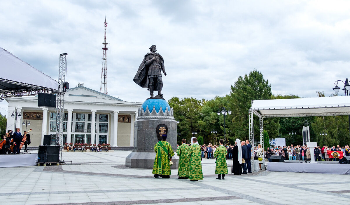 В Кирове состоялось торжественное освящение памятника святому благоверному князю Александру Невскому