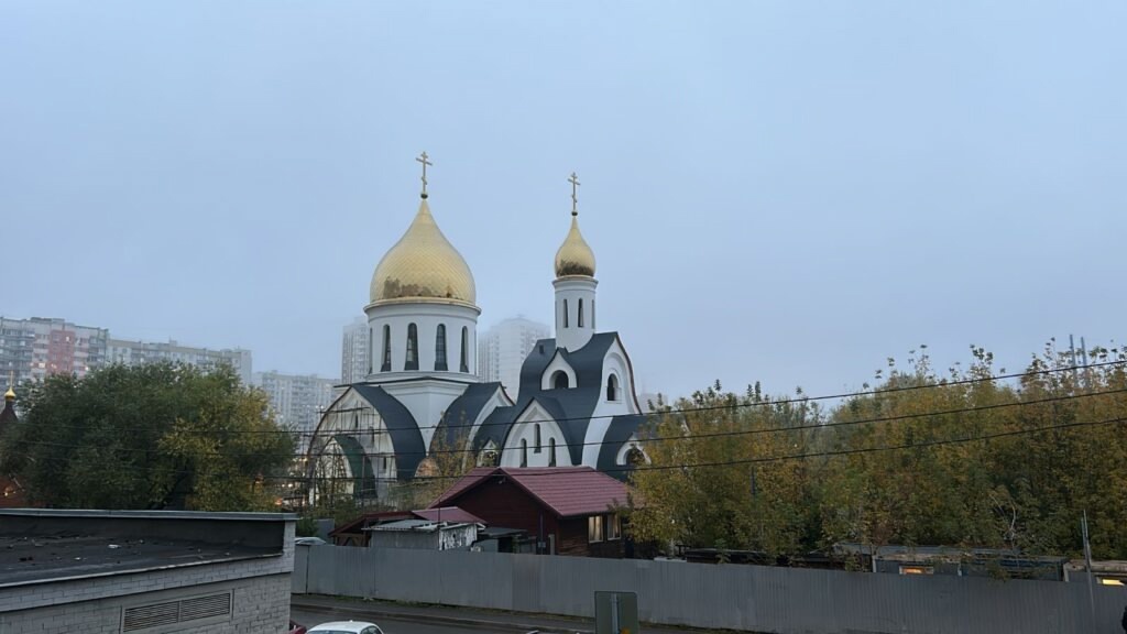 В Москве на строящийся храм пророка Даниила на Кантемировской установили купола с крестами