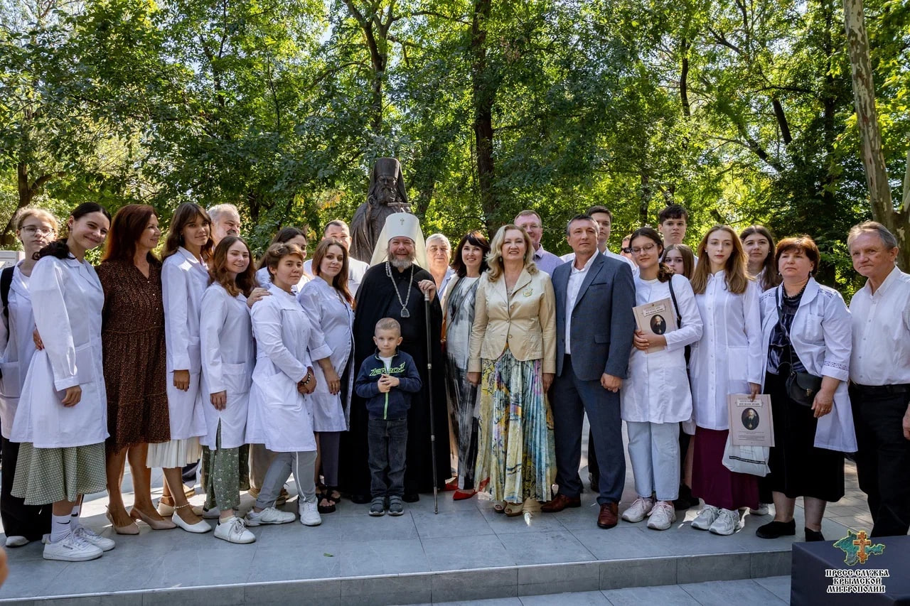 В Симферополе установлен бюст святителя Луки (Войно-Ясенецкого) и открылась передвижная выставка «Святитель Лука: врач, педагог, пастырь»