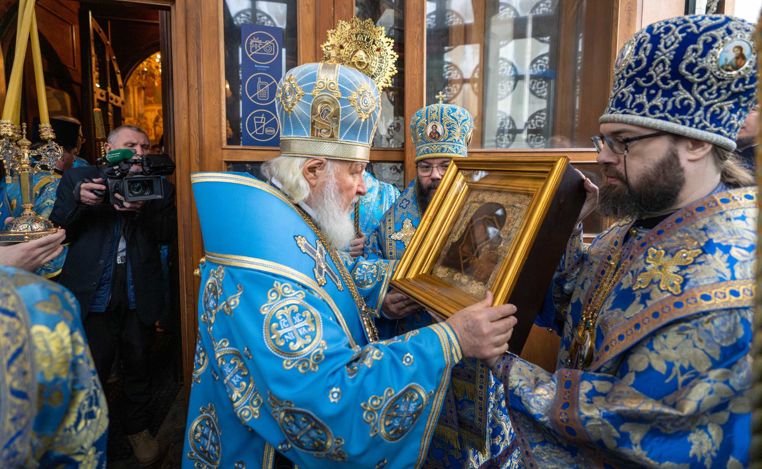 В праздник Казанской иконы Божией Матери Предстоятель Русской Церкви совершил Литургию в Успенском соборе Московского Кремля