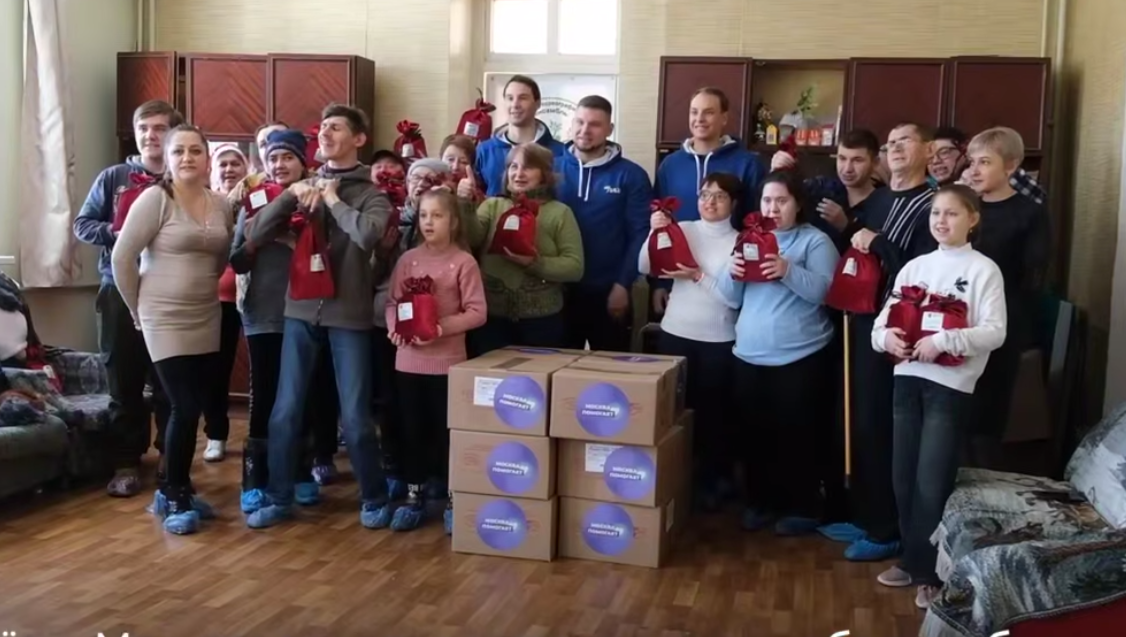 Столичные волонтеры передали десятки тысяч сладких новогодних подарков детям Донбасса и Новороссии