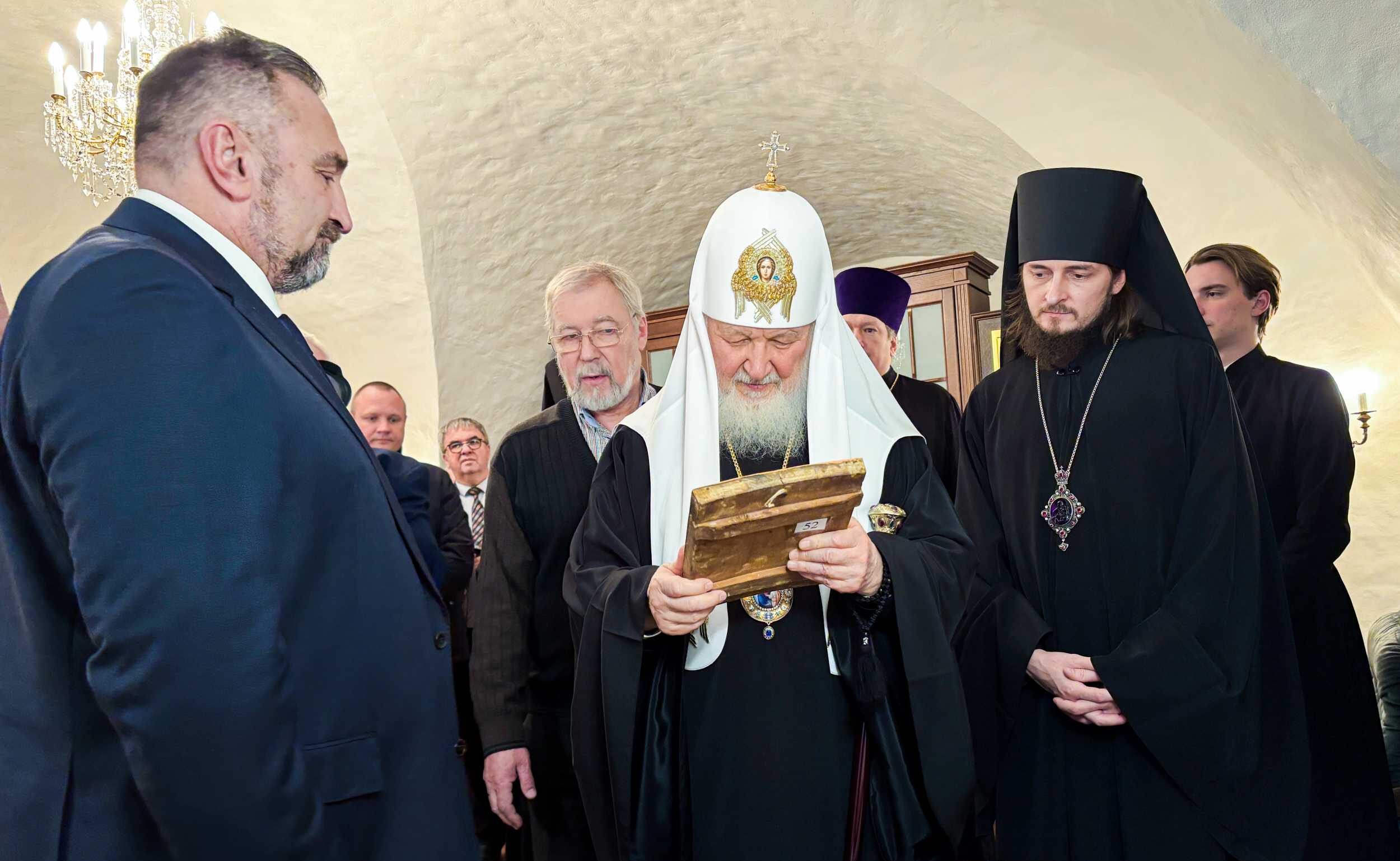 В Новодевичьем монастыре состоялась передача Русской Православной Церкви более 100 православных икон, вывезенных из России в годы лихолетий