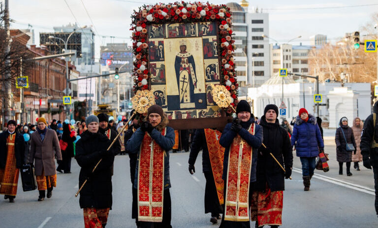 В крестном ходе в Екатеринбурге приняли участие 3,5 тыс. человек в честь Дня святой великомученицы Екатерины
