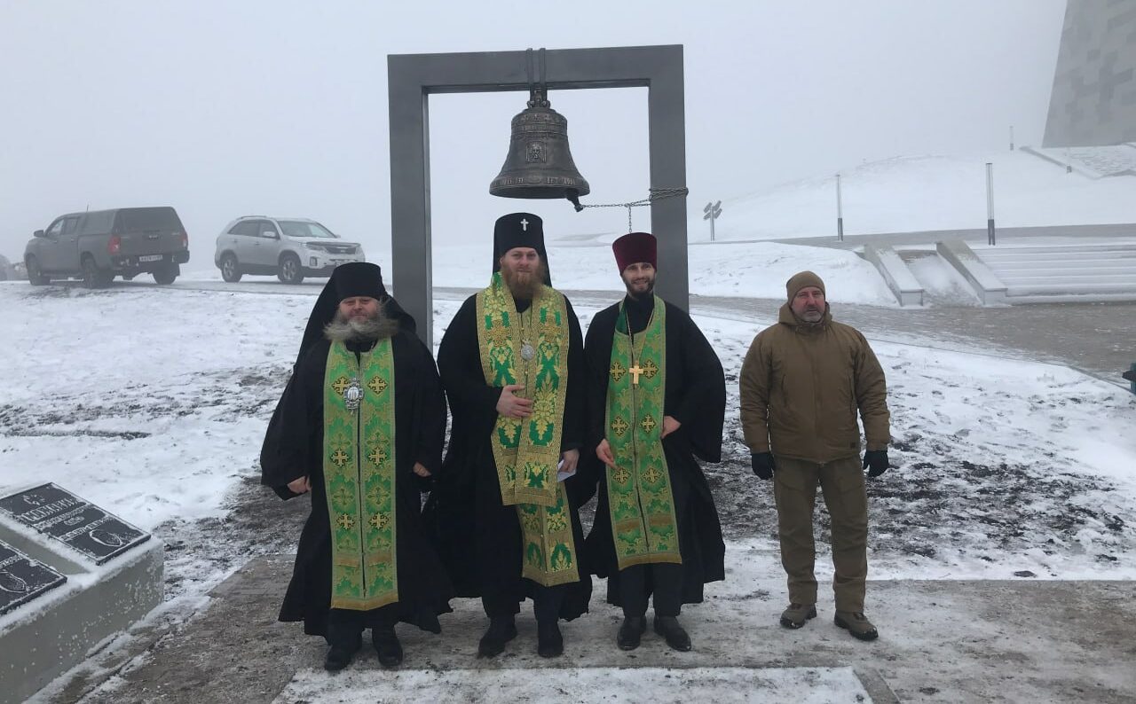 На территории мемориального комплекса “Саур-Могила” совершен чин освящения памятного колокола в честь убиенных воинов батальона “Восток”