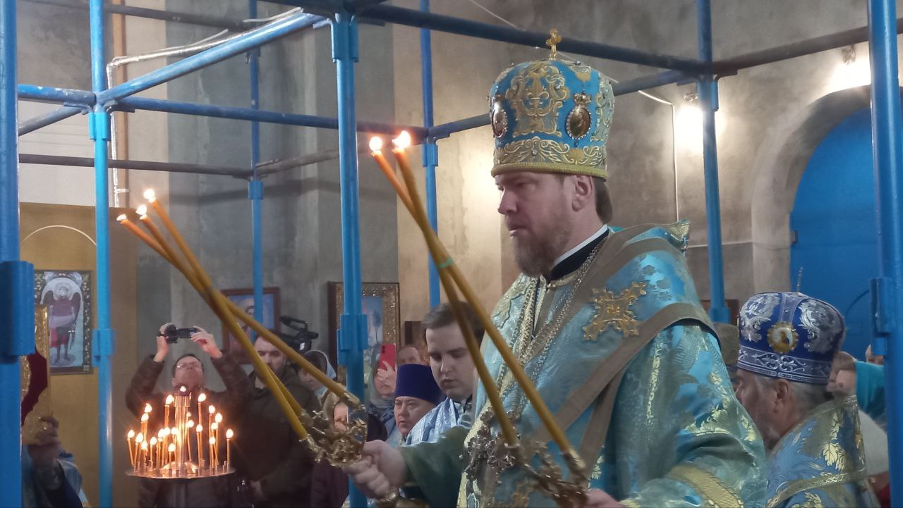 В престольный праздник в строящемся Свято-Введенском храме Макеевки митрополит Донецкий и Мариупольский Владимир возглавил торжественное богослужение