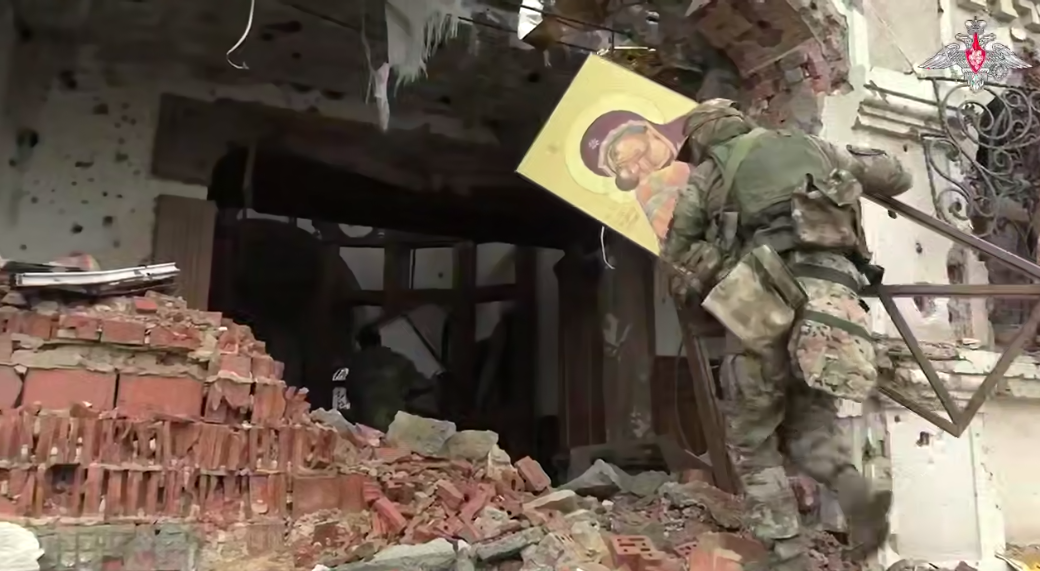 В разрушенном украинскими боевиками храме в Песках Донецкой Народной Республики прошел молебен с участием российских военнослужащих