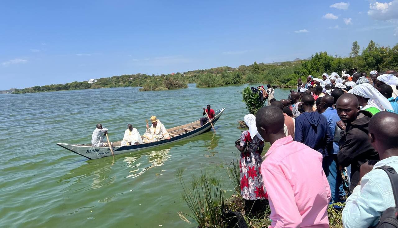 Патриарший экзарх Африки освятил воды озера Виктория