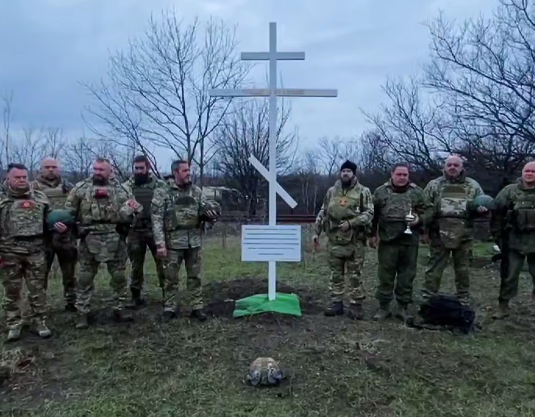 Представители Всероссийского казачьего общества во главе с атаманом установили поклонный крест у линии боевого соприкосновения в Донецкой Народной Республике