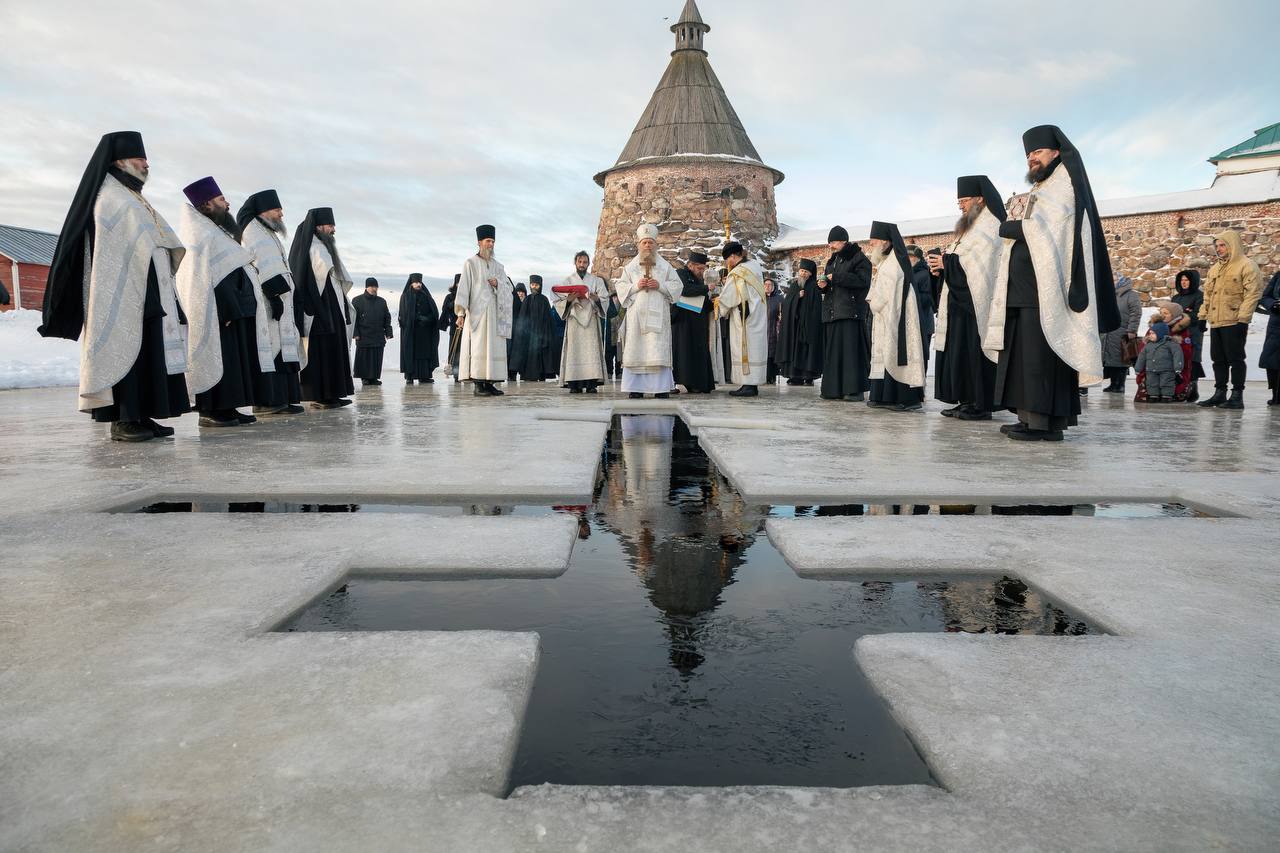 Тысячи верующих в регионах страны и за рубежом отдали дань традиции крещенских купаний