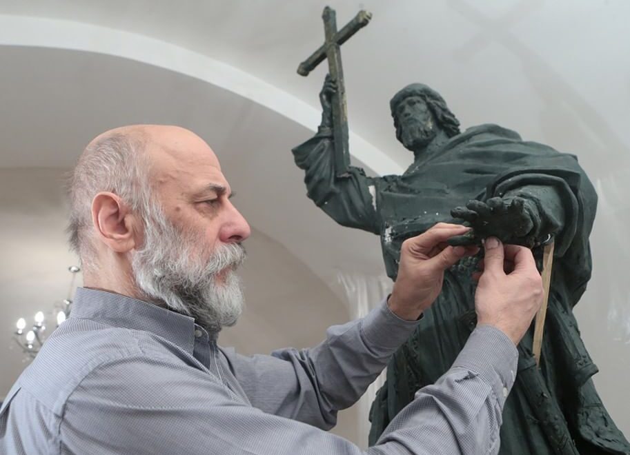 Патриарх Кирилл поздравил автора памятников князю Владимиру и Александру Невскому, народного художника России Салавата Щербакова с 70-летием со дня рождения и удостоил ордена преподобного Андрея Иконописца (III степени)