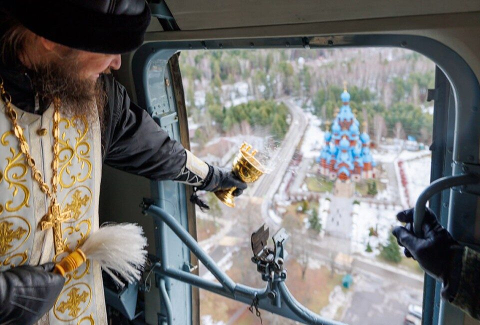 Священники из подмосковного Звёздного городка провели воздушный крестный ход