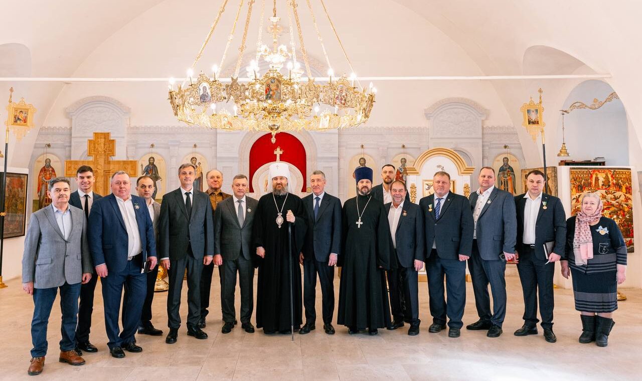 Митрополит Воскресенский Григорий совершил Божественную литургию в старинном храме Воскресения Словущего в Барашах и вручил награды за внимание к трудам на благо Церкви и Отечества
