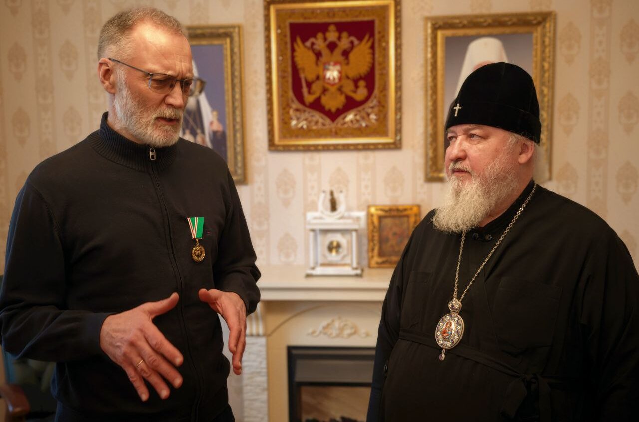 Сергей Михеев, политолог, ведущий программы «Поле битвы» на «СПАСЕ», по благословению Патриарха Кирилла награждён медалью Русской Православной Церкви «Патриаршая благодарность»