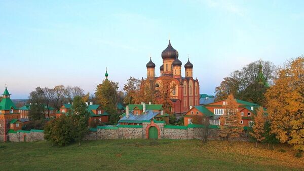 «Нас фактически закрывают»: в Пюхтецком монастыре Эстонии заявили, что местные власти заставляют обитель совершить «каноническое преступление» или закрыться
