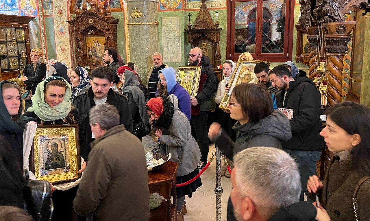 Тысячи верующих Сербской Церкви поклонились чудотворной иконе Божией Матери «Умягчение злых сердец»