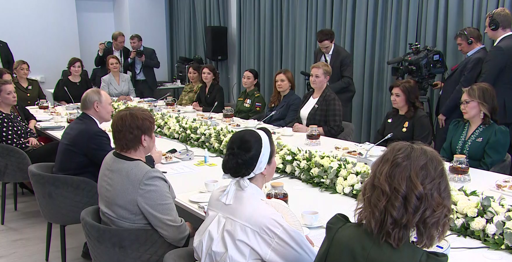 Президент России Владимир Путин в преддверии 8 марта встретился с женщинами-военнослужащими и членами семей бойцов СВО
