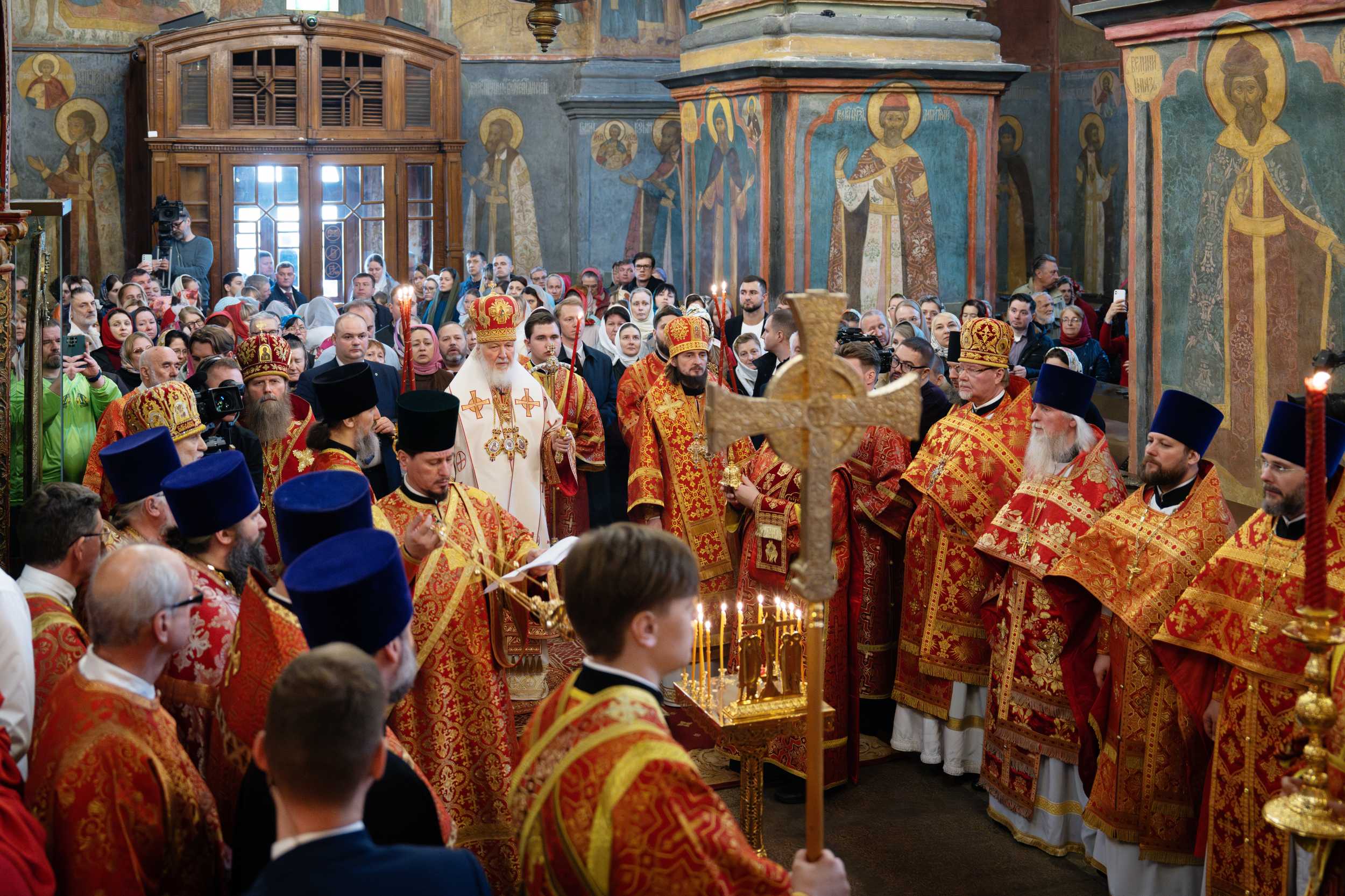 В день Радоницы Патриарх Кирилл совершил Божественную литургию и пасхальное поминовение усопших в Архангельском соборе Московского Кремля