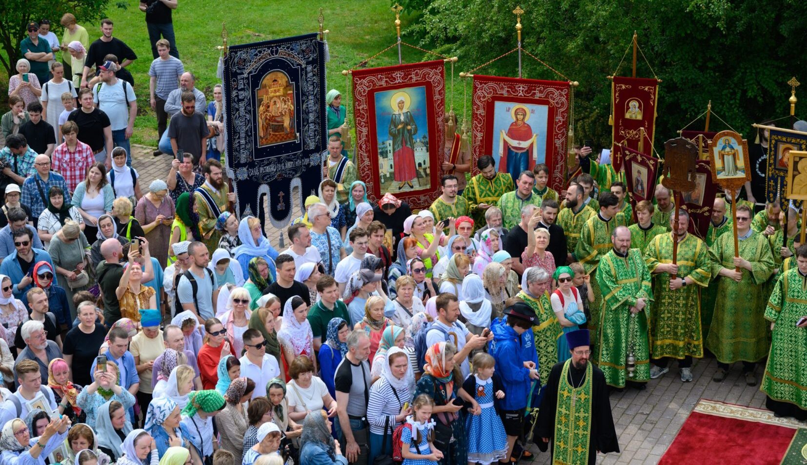 Крестный ход прошел в Москве по отрезку древнего паломнического пути «Дорога в Лавру» на Троицу