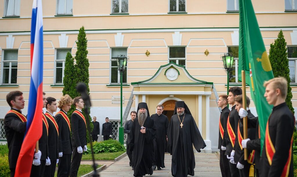 На главное здание Московской духовной академии водрузили Государственный флаг Российской Федерации и флаг Святейшего Патриарха Московского и всея Руси Кирилла