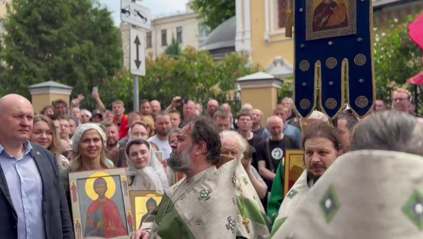 «Нам надо проснуться!»: отец Андрей Ткачев обратился с проповедью к участникам Крестного хода на Троицу