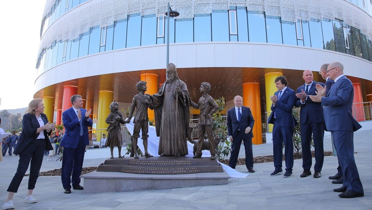 В «Артеке», в новом детском лагере «Солнечный», открыт памятник святителю Луке Крымскому