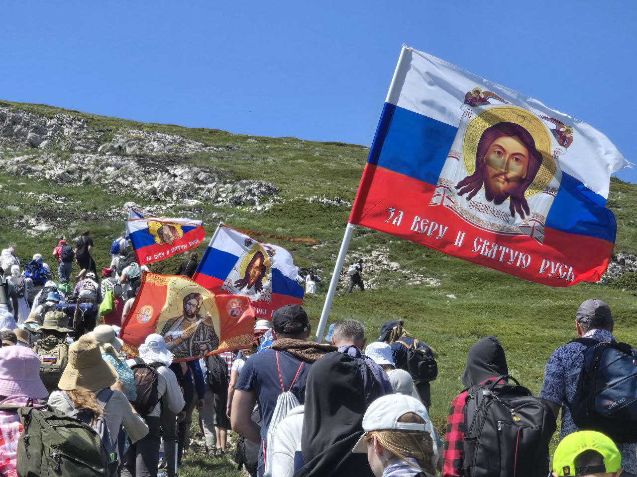 В День Святого Духа в Крыму прошёл 25-й высокогорный крестный ход на вершину плато Чатыр-Дага, гору Эклизи- Бурун