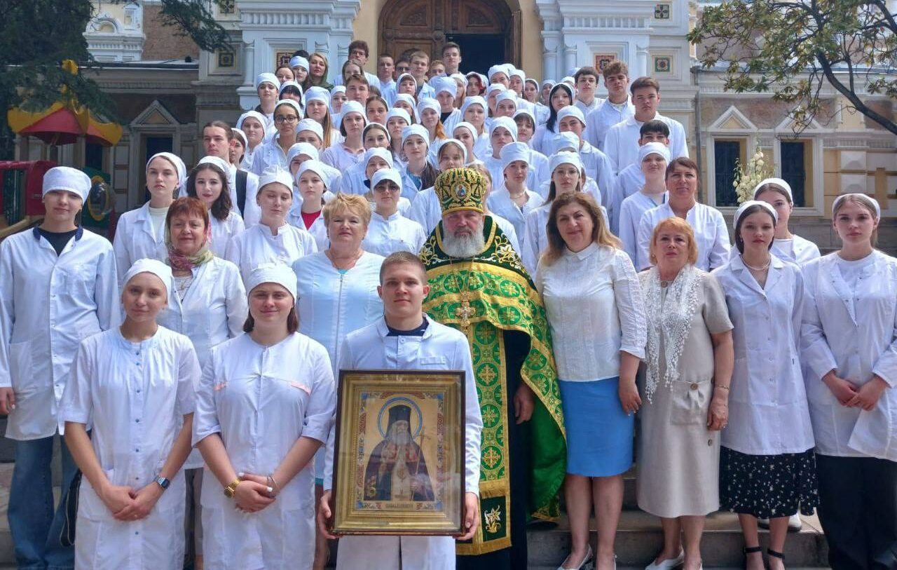 Освящение белых халатов прошло в Крыму в канун дня памяти Святителя Луки (Войно-Ясенецкого)