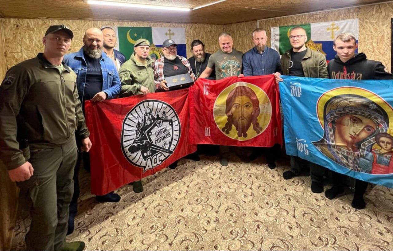 Лидеры движения «Сорок сороков» посетили расположение спецназа «Ахмат» , чтобы встретиться с его командиром генералом Апти Алаудиновым и уладить разногласия