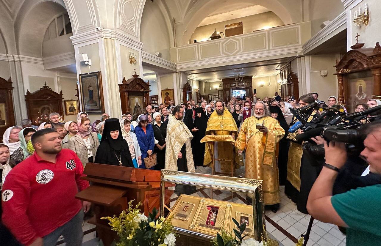 В Алексеевском ставропигиальном женском монастыре Москвы прошла торжественная встреча самой крупной в России частицы мощей святителя Николая Чудотворца