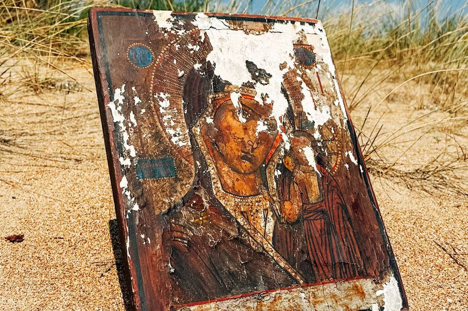 Старинную икону Богородицы нашли волонтеры на Бугазской косе, что под Анапой