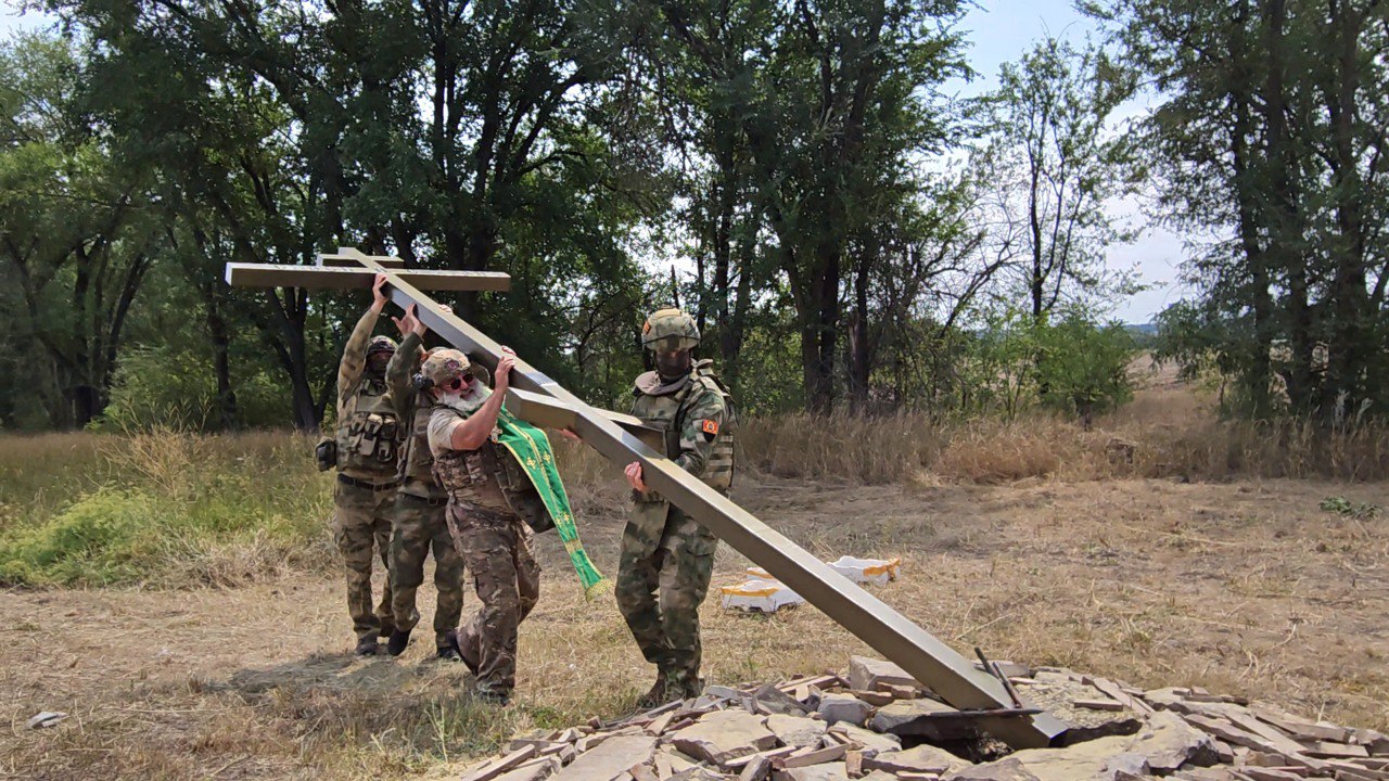 Поклонный крест установили бойцы Росгвардии на въезде в Александровск