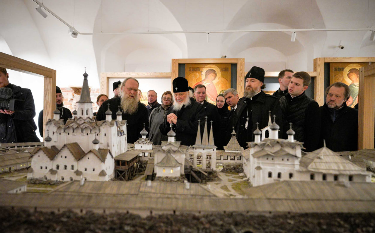 Патриарх Кирилл ознакомился с ходом ремонтно-реставрационных работ в Спасо-Преображенском Соловецком ставропигиальном монастыре и провел рабочее совещание по вопросам развития Соловецкого архипелага.