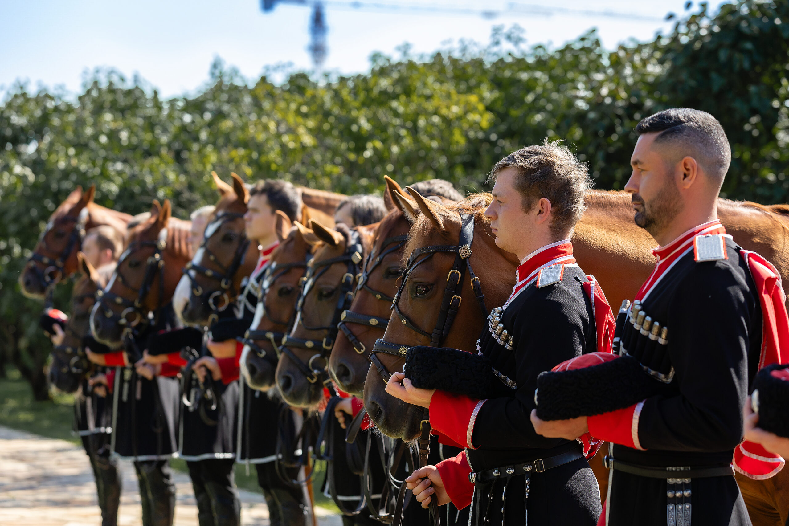 Ежегодный благодарственный молебен, посвященный памяти святых мучеников Флора и Лавра — небесных покровителей лошадей и всех, кто связан с конным миром — состоялся у храма-часовни в честь святителя Василия Великого на ВДНХ