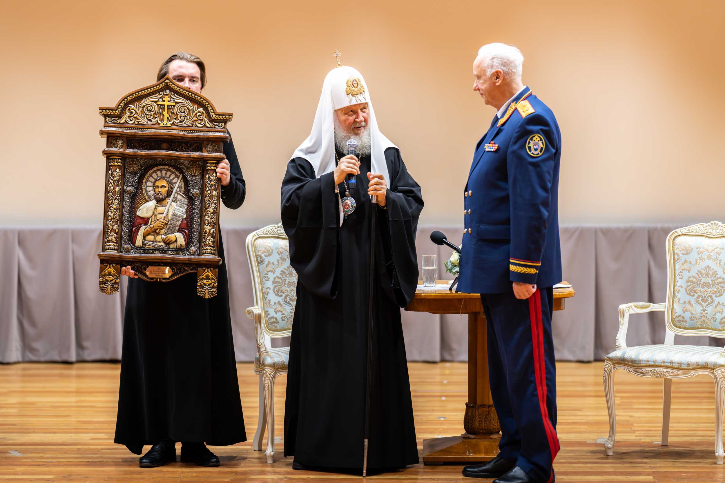Святейший Патриарх Кирилл передал в дар Следственному комитету икону благоверного князя Александра Невского