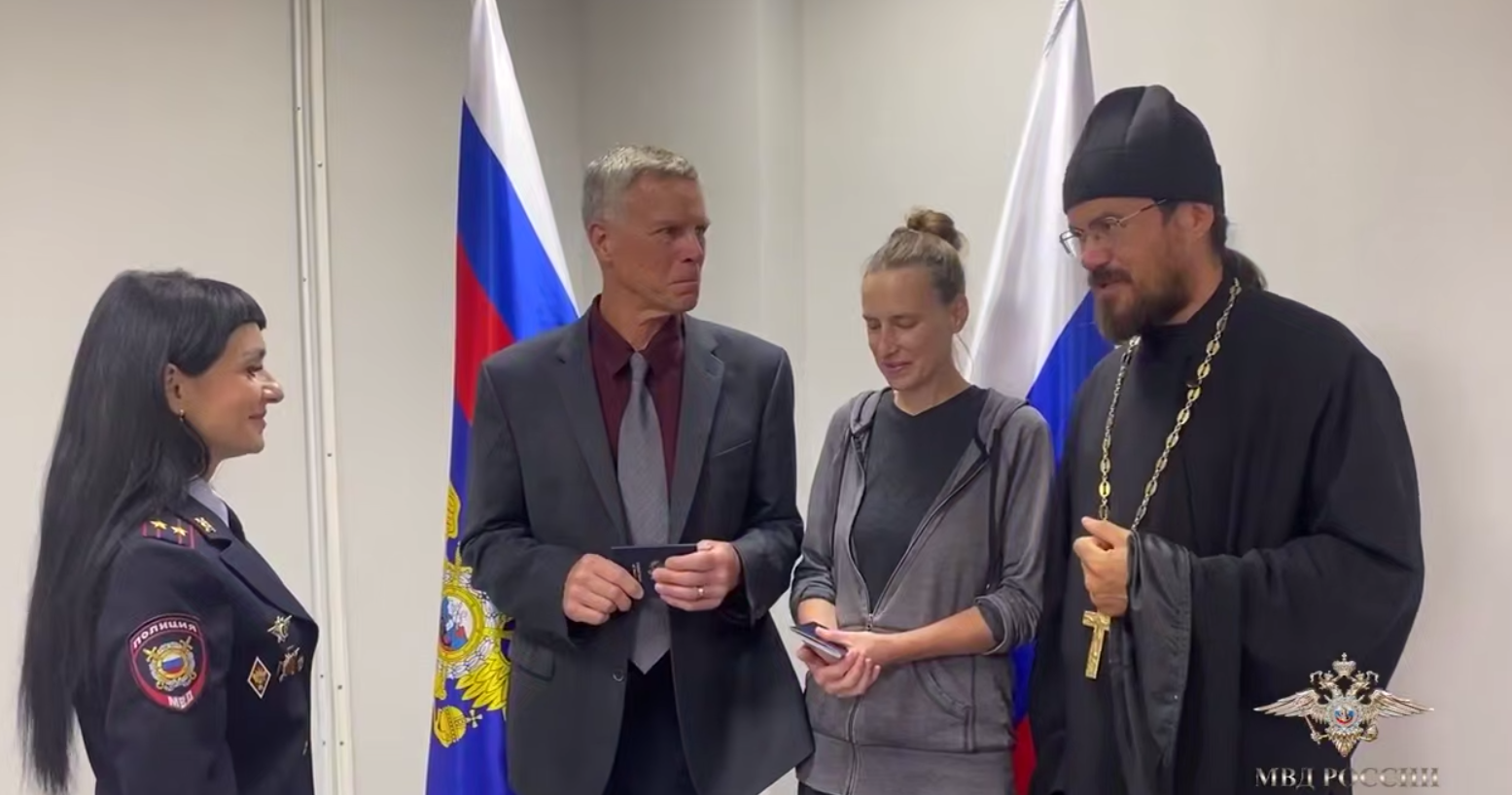 Семейная пара из США получила разрешение на временное проживание в России, супруги приняли Православие и активно помогают храму в Томске