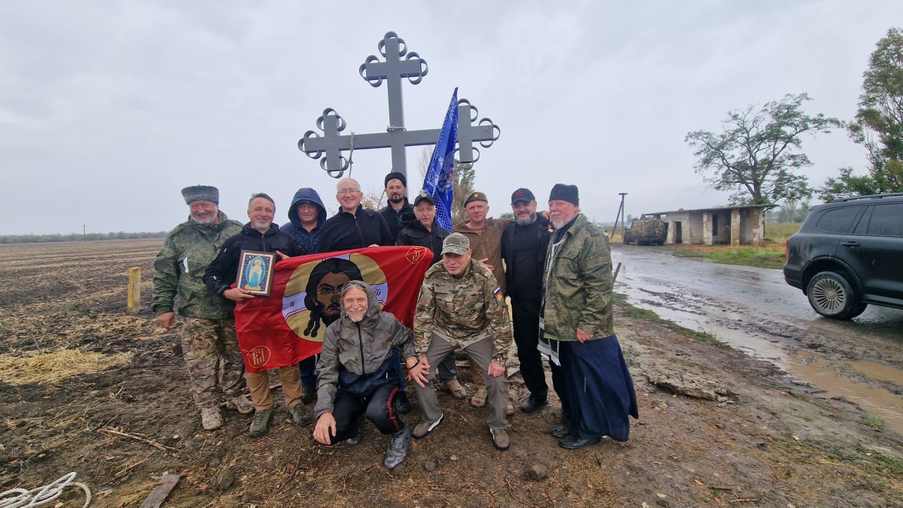 В Запорожье казаки на перекрестке между селами водрузили Поклонный крест